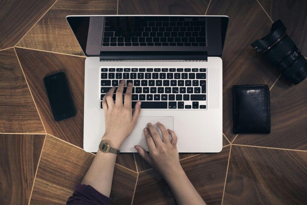 Mani sulla tastiera di un laptop