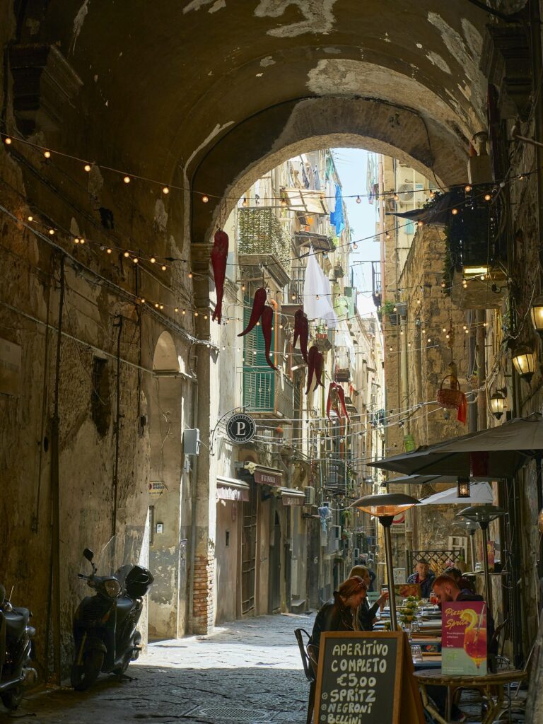 Vicolo con negozi nel centro di Napoli