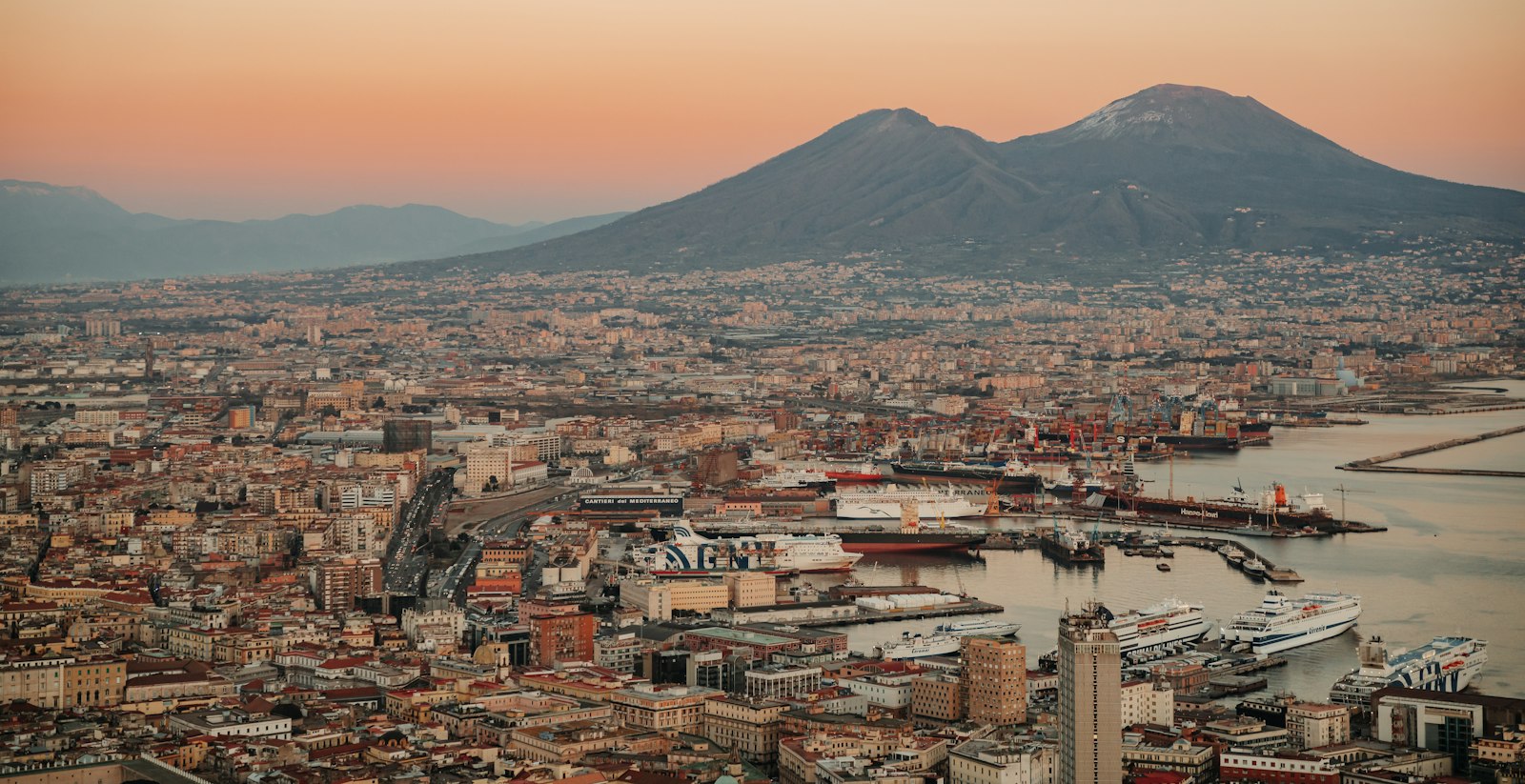 Napoli al tramonto con il Vesuvio sullo sfondo